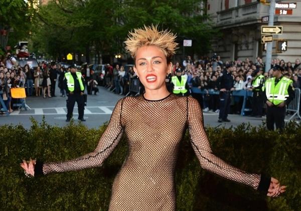 Mái tóc của Miley Cyrus giống hệt như bộ lông nhím.