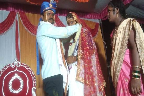 Chú rể tới muộn, cô dâu 'quay xe' cưới luôn họ hàng