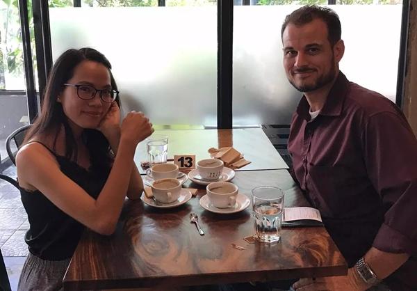 Cô gái Hà Nội lấy chồng Mỹ nhờ một ly cà phê ở hội chợ-1