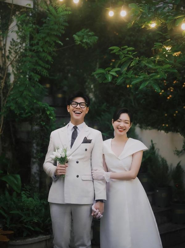 The MC couple got married after 5 years, set an implicit rule for marrying someone in the profession-5