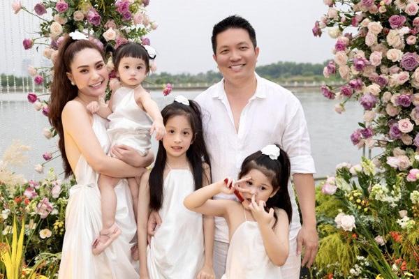 Doan Di Bang moves schools for her daughter, the tuition price is shocking
