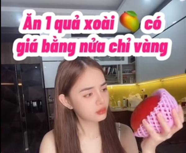 Tiktok Huyền Thu cho biết, mỗi quả xoài đỏ khi xuất khẩu đều có kèm 1 tờ giấy giới thiệu. Đặc biệt trên thân mỗi quả đều sẽ được in thông tin về quả xoài. Ảnh: chụp màn hình