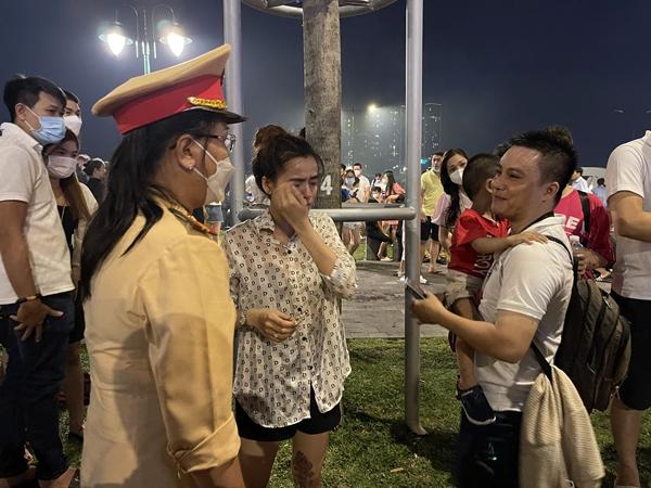Ho Chi Minh City: Parents cry when they receive their lost son in fireworks night 4/30-2