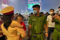 TP.HCM: Cha mẹ khóc nghẹn khi nhận lại con trai đi lạc trong đêm pháo hoa 30/4