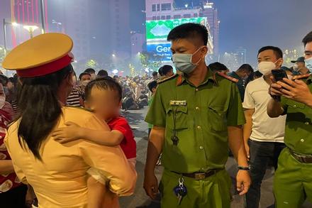 TP.HCM: Cha mẹ khóc nghẹn khi nhận lại con trai đi lạc trong đêm pháo hoa 30/4
