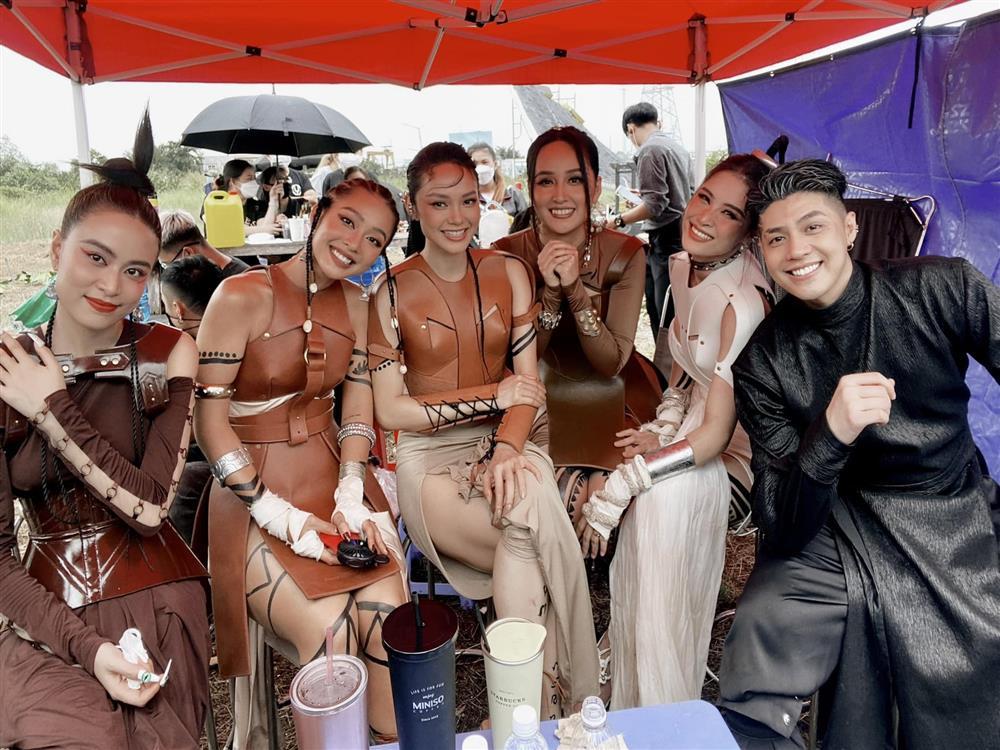 Nhan sắc Hoàng Thùy Linh chiếm spotlight hội bạn toàn mỹ nhân-1