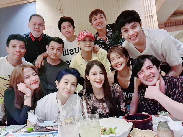 Nhan sắc Hoàng Thùy Linh chiếm spotlight hội bạn toàn mỹ nhân-7