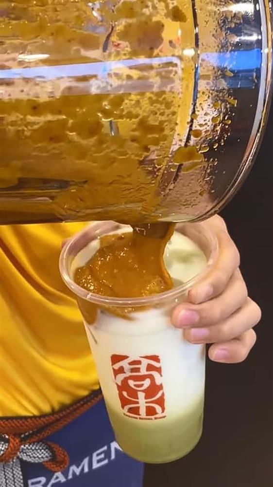 3 pha sáng tạo trà sữa khó đỡ, từ trà sữa vị lẩu đến matcha cua sốt ớt-4