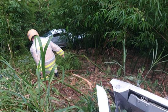 Ô tô lao xuống vực khiến 5 người trong gia đình bị thương nặng