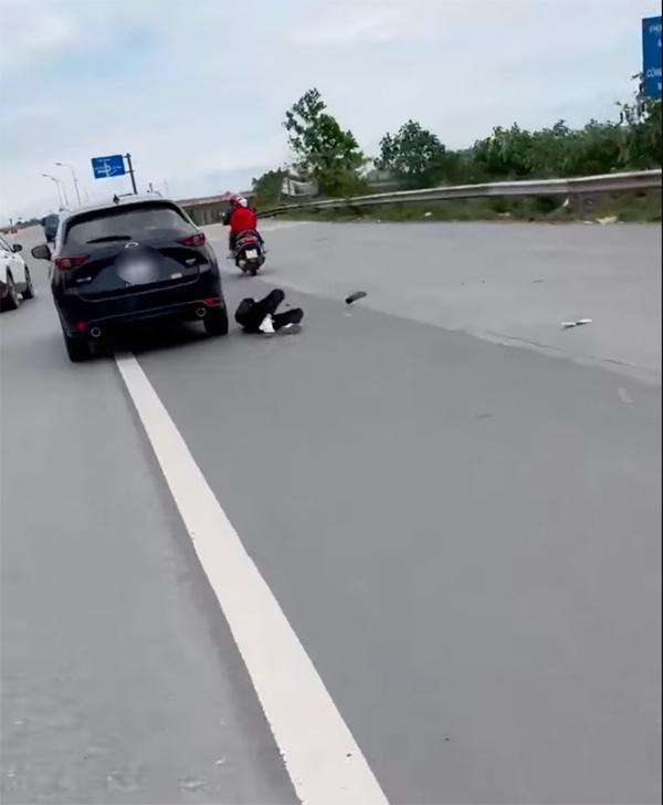 Clip: Husband takes his boyfriend to go out 1/5, wife swings the car door between the highway-4