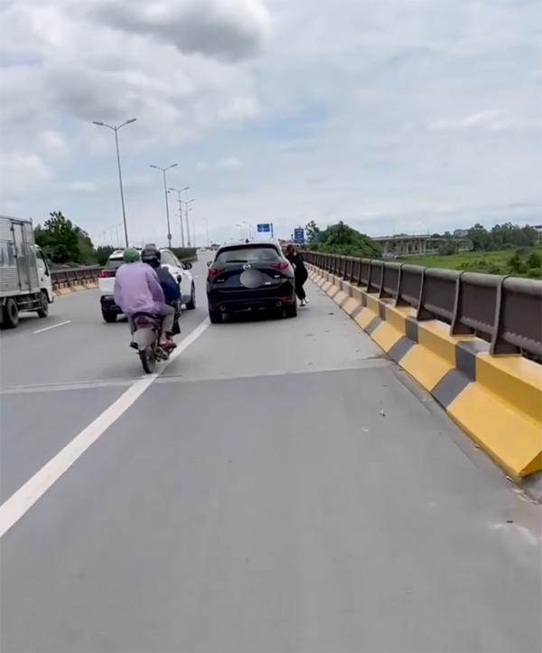 Clip: Husband takes his girlfriend to go out 1/5, his wife swings the car door in the middle of the highway-1