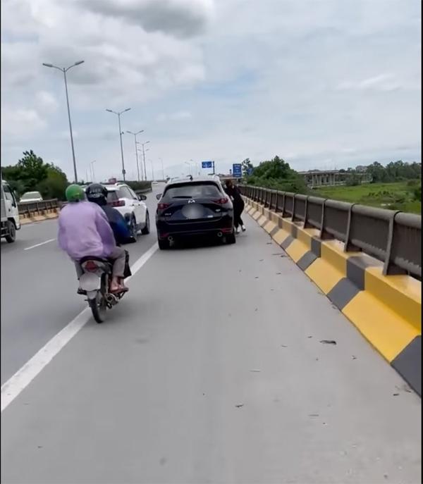 Clip: Husband takes his boyfriend to go out 1/5, his wife swings the car door between the highway-2