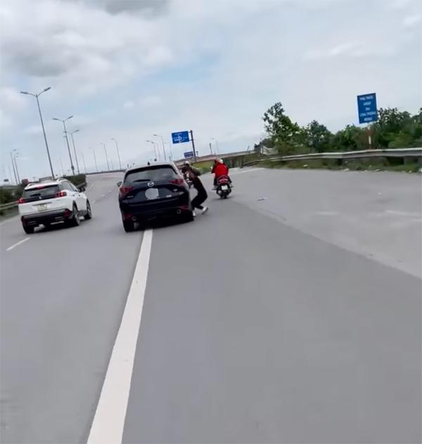 Clip: Husband takes his boyfriend to go out 1/5, his wife swings the car door in the middle of the highway-3