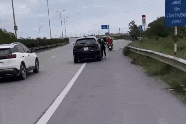 Vụ người phụ nữ bám cửa ôtô: Có dấu hiệu gây rối trật tự công cộng-2