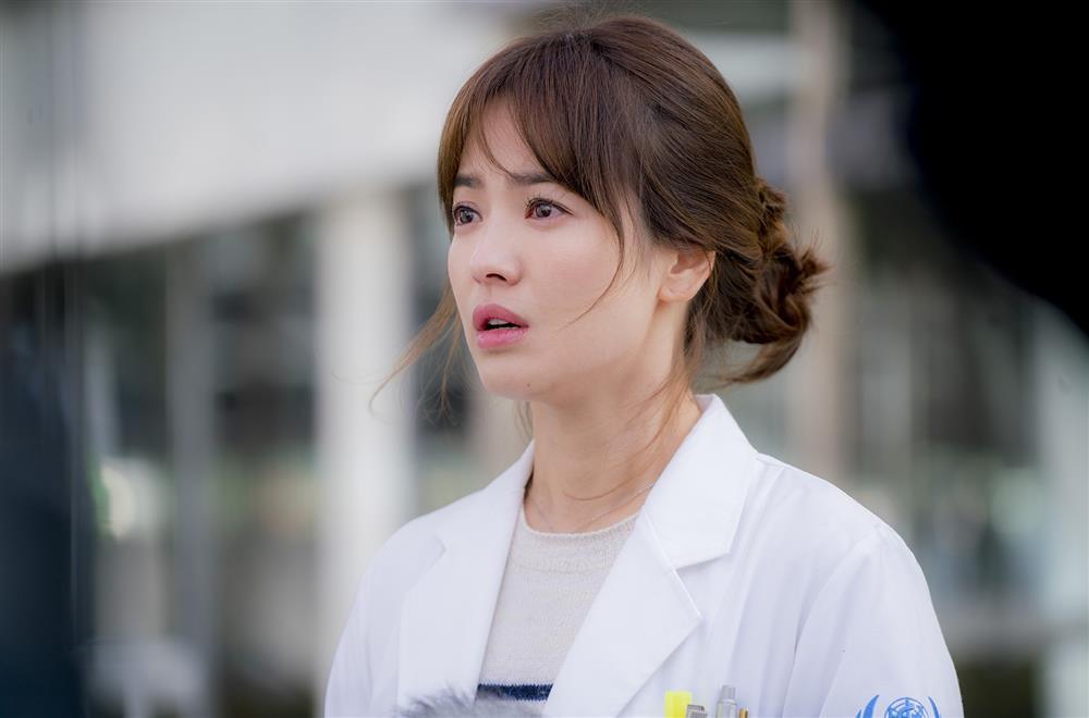 Dàn diễn viên Hậu Duệ Mặt Trời sau 6 năm: Song Hye Kyo thụt lùi-4