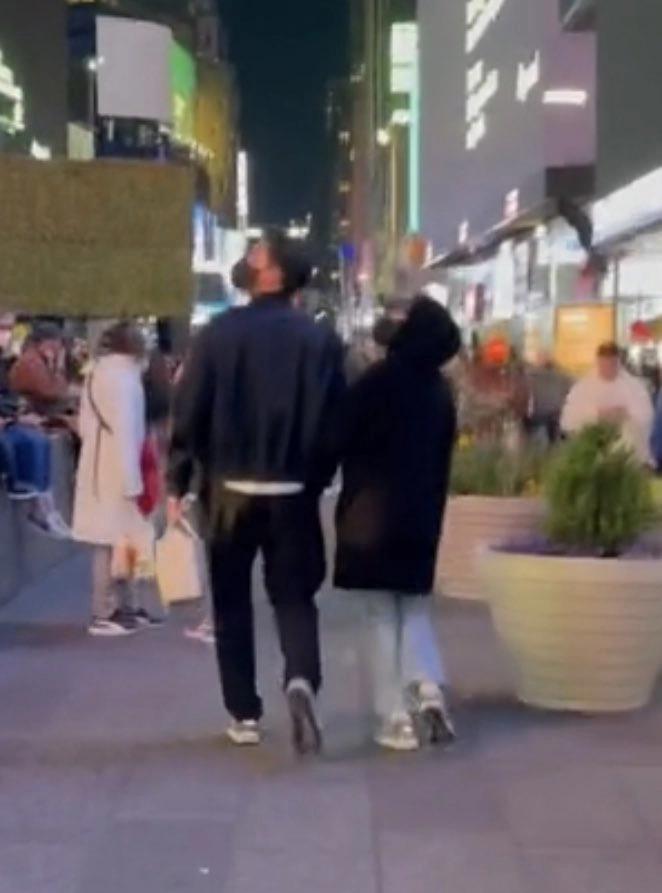 Khoảnh khắc ngọt xỉu Hyun Bin, Son Ye Jin nắm chặt tay trên phố-2