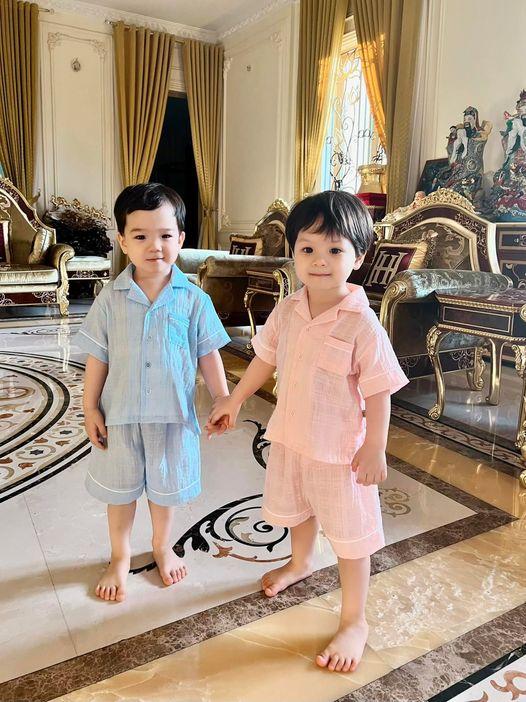 Cuộc sống nhung lụa từ bé của cặp cháu sinh đôi nhà bầu Hiển-2