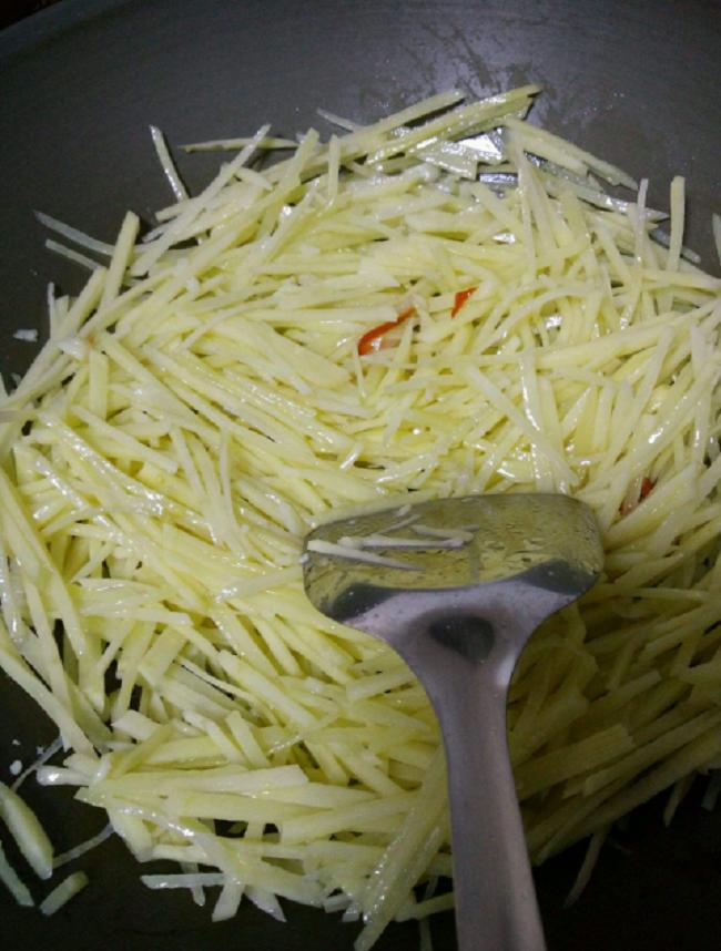 Xào khoai tây thêm 1 bước bảo đảm giòn ngon, không bao giờ nát-4