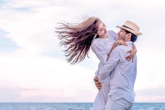 Vợ chồng đổi gió bằng những 'cuộc yêu hoang dã'