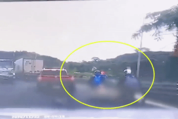 Clip: Bé trai bị xe khách đâm bay khi băng qua đường cùng bạn-1