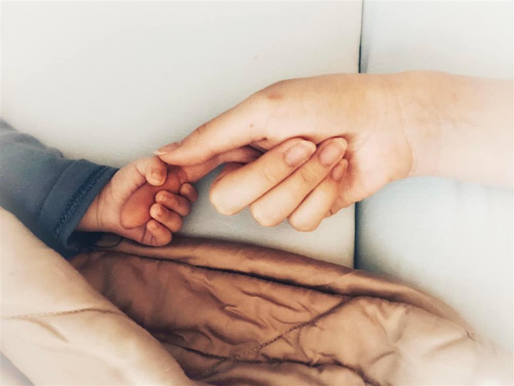 Cặp song sinh của Shark Hưng và vợ Á hậu lần đầu lộ rõ mặt-4