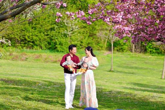 Cặp song sinh của 'Shark' Hưng và vợ Á hậu lần đầu lộ rõ mặt