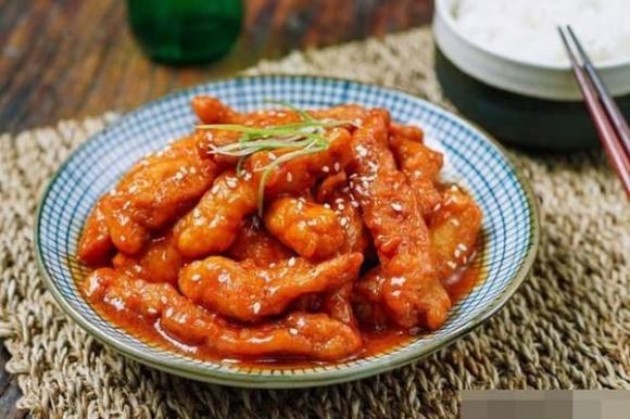 Làm thịt thăn xào chua ngọt, bạn dùng giấm trắng hay giấm gạo?-1