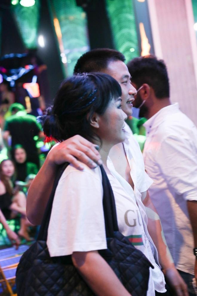 Lộ ảnh Phương Thanh được trai trẻ khoác vai, tình mới từng úp mở ?-2