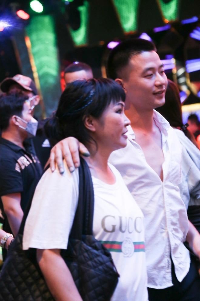 Revealing Phuong Thanh's photo with a young man's shoulder, new love once revealed ?-1