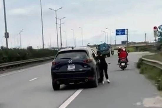 Vụ người phụ nữ bám cửa ôtô: Tài xế Mazda có bị xử lý hình sự?