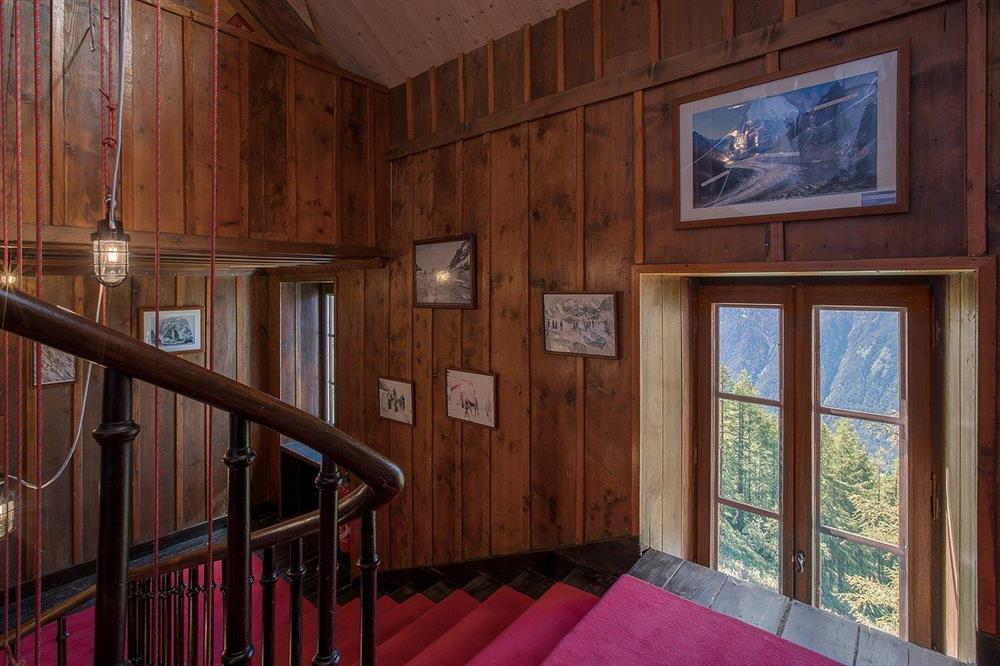 Khách sạn trăm tuổi nơi Huy Trần, Ngô Thanh Vân bay dù trước lễ cưới-7