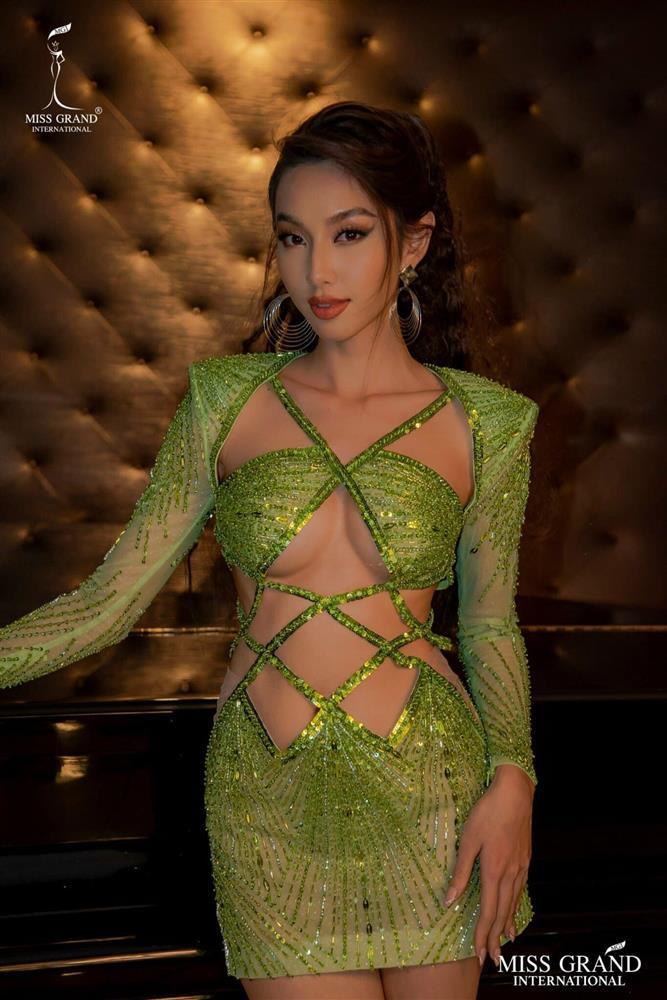 Thùy Tiên mặc hở hang, suýt lộ vùng nhạy cảm trên truyền hình-14