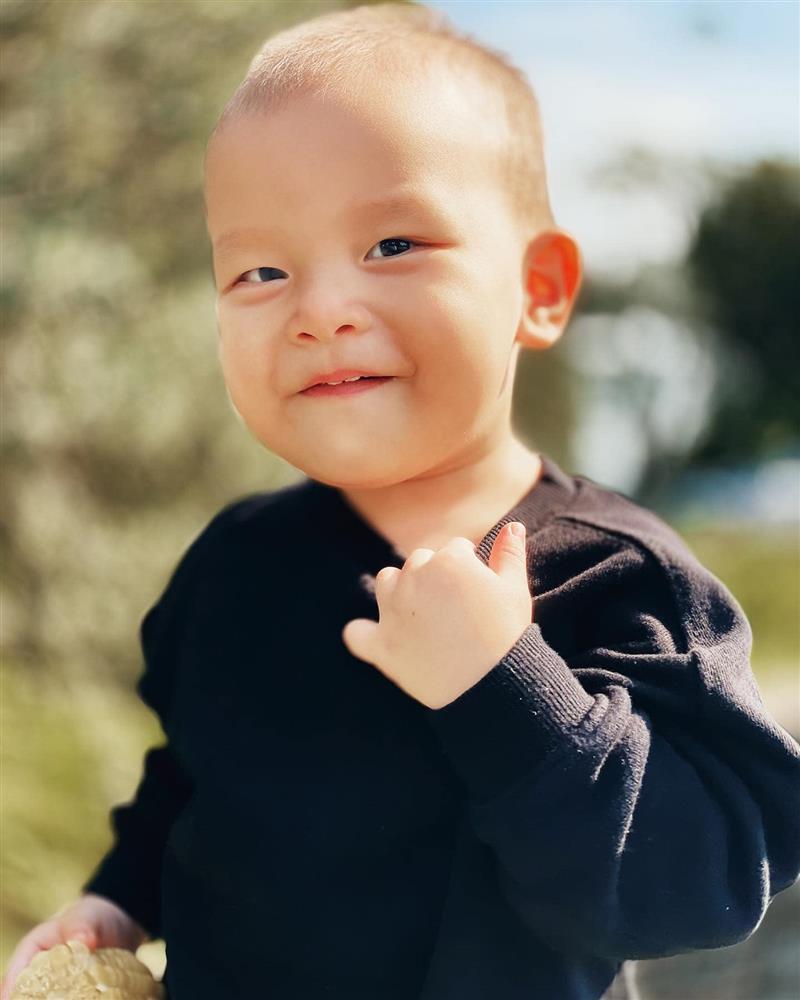 Hồ Ngọc Hà khoe ảnh gia đình, cứ có mặt Leon là hot-10