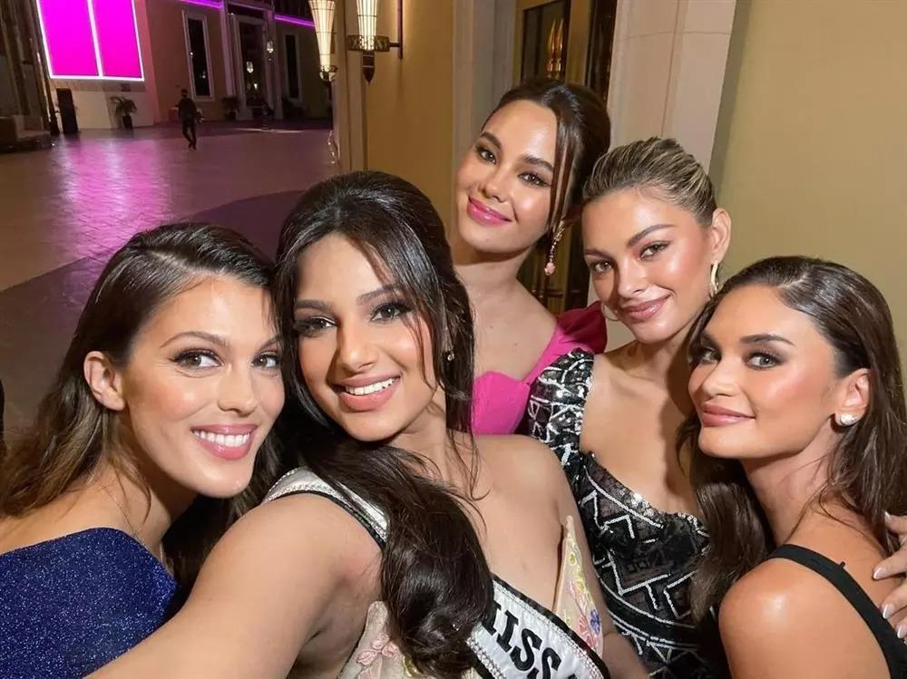 Ham váy xẻ sâu, Miss Universe 2021 lộ miếng dán nhạy cảm-2