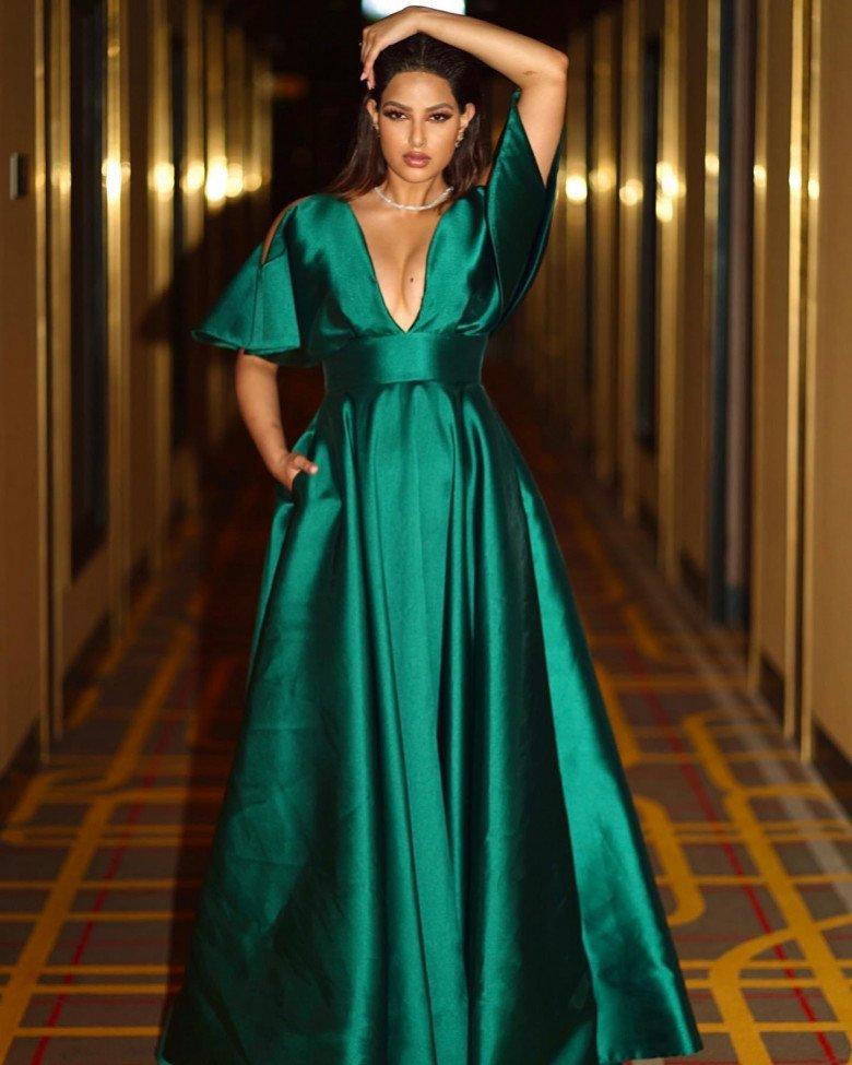 Ham váy xẻ sâu, Miss Universe 2021 lộ miếng dán nhạy cảm-3