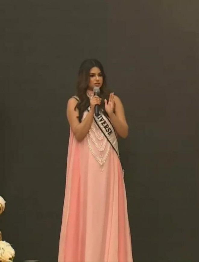 Ham váy xẻ sâu, Miss Universe 2021 lộ miếng dán nhạy cảm-6