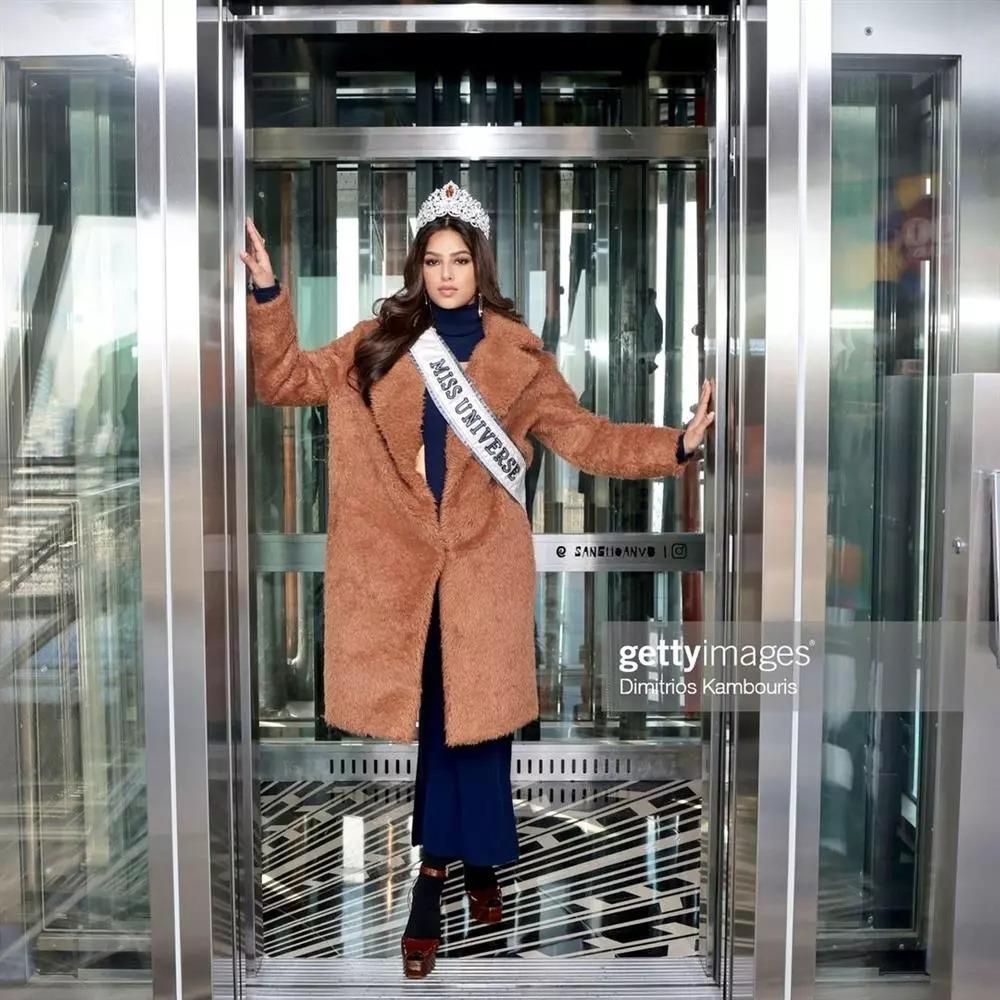 Ham váy xẻ sâu, Miss Universe 2021 lộ miếng dán nhạy cảm-8