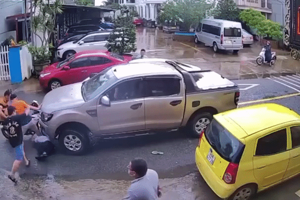 Clip: Hỗn chiến sau va chạm, 2 người bị 'a lô xô' gục tại chỗ