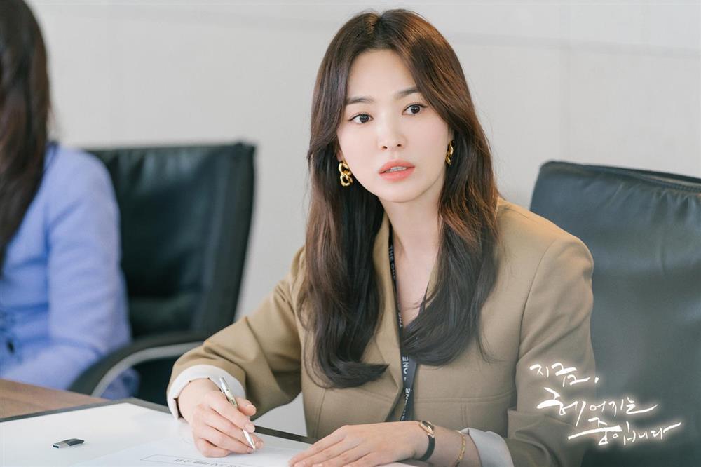 Diễn vai gái công sở: Song Hye Kyo thất bại, Kim Da Mi thành công-1