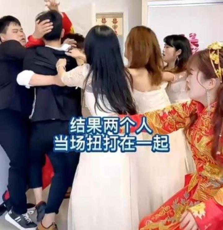 Bạn trai cũ ôm chân cô dâu khóc, phản ứng cô gái sao quá bất ngờ-3