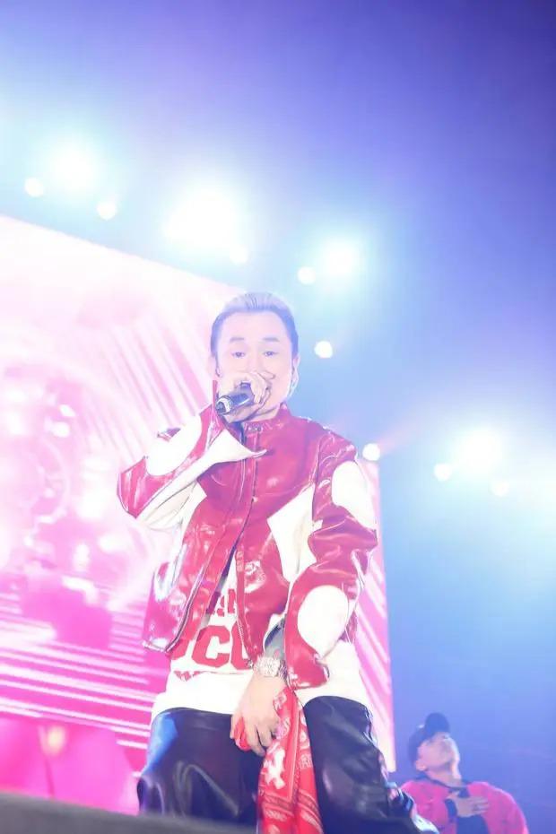 Netizen truyền tay Binz được chục vệ sĩ tháp tùng dù show vắng tanh?-1