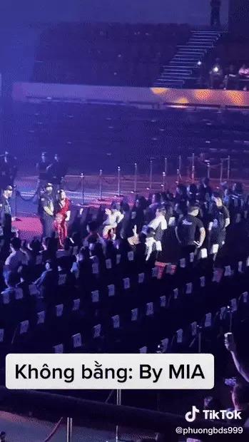Netizens passed Binz's hand to be accompanied by dozens of bodyguards even though the show was empty?-4