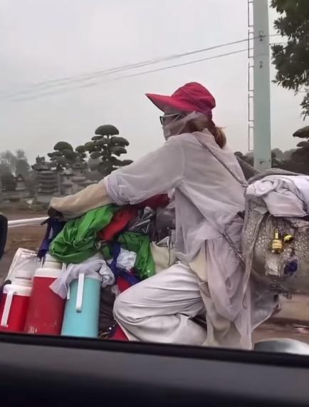 Thánh quỵt Bella lừa được trai trẻ kéo xe suốt dọc đường-1