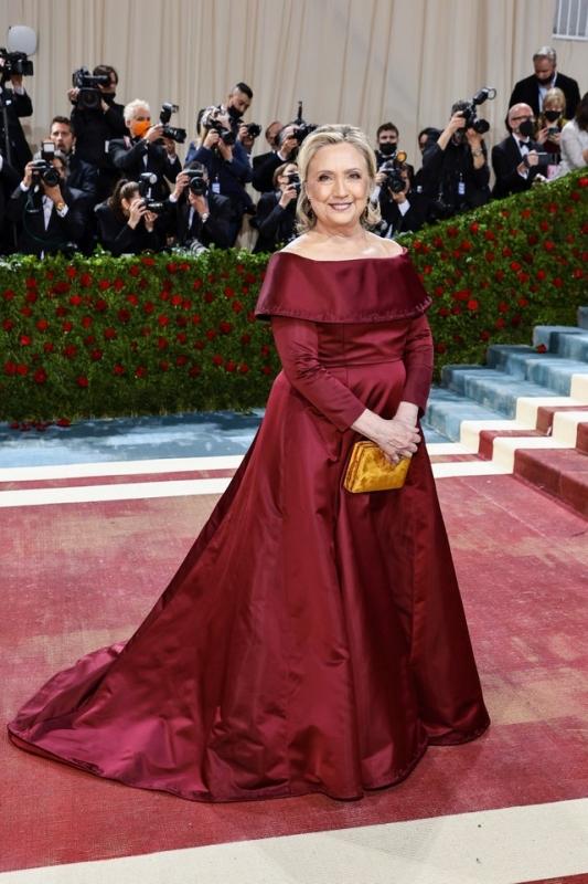 Hillary Clinton đã chọn Joseph Altuzarra cho lần xuất hiện đầu tiên tại Met Gala kể từ năm 2001. Chiếc váy có 60 tên phụ nữ được thêu dọc theo đường viền cổ áo và viền áo, để tỏ lòng tôn kính đối với những người phụ nữ đã truyền cảm hứng cho bà bao gồm Rosa Parks, Lady Bird Johnson và mẹ của Clinton, Dorothy Rodham.