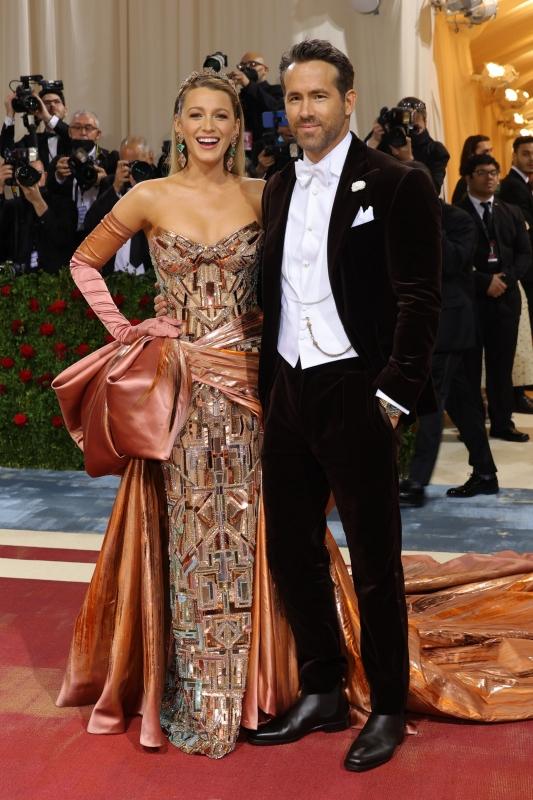 Host của Met Gala năm nay là vợ chồng Ryan Reynolds và Blake Lively. Blake Lively mặc một chiếc váy Versace đính cườm với một chiếc nơ satin phía trên, trong khi Ryan lịch lãm với suit nhung.