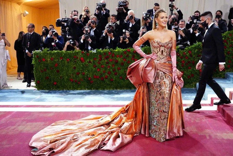 Với tư cách đồng chủ trì sự kiện năm nay, Blake Lively gây ấn tượng với chiếc váy của Atelier Versace. Khi bước trên thảm đỏ, cô vén phần tà và mang đến màn chuyển đổi màu sắc bất ngờ cho khán giả. Bên cạnh đó, chiếc váy được nhận xét có nhiều chi tiết ý nghĩa liên quan đến những địa điểm nổi tiếng ở xứ cờ hoa.