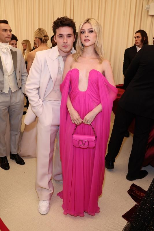 Lần đầu tham dự Met Gala với tư cách là một cặp vợ chồng, Brooklyn và Nicola Peltz- Beckham đã chọn Pier Paolo Piccioli để có những khoảnh khắc đáng nhớ.