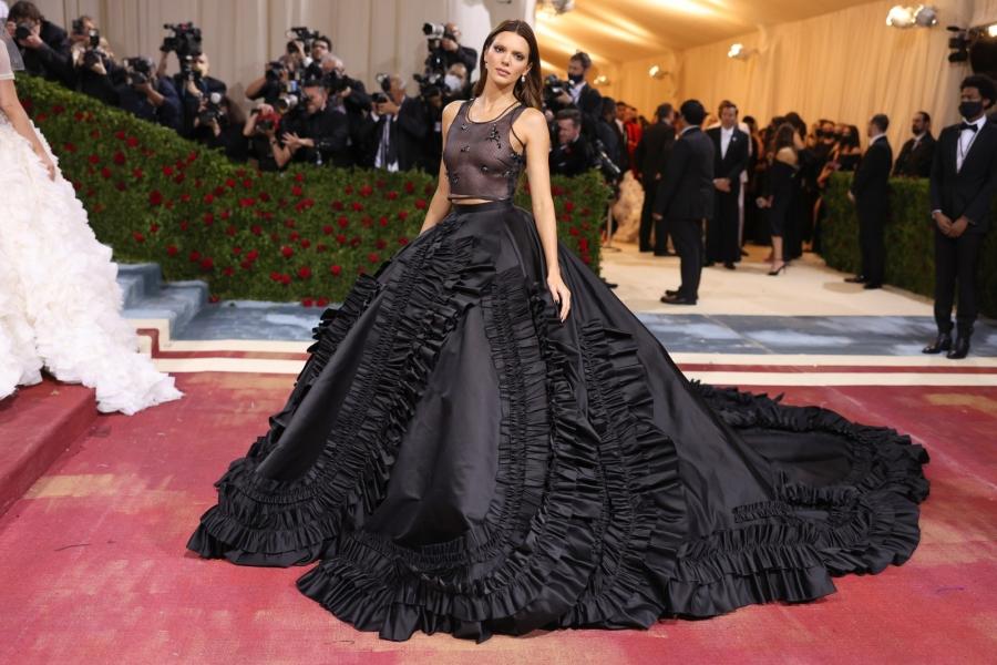 Ngoài phần lông mày tẩy trắng phớ thì năm nay Kendall Jenner không đủ sức tạo cơn địa chấn như năm ngoái.