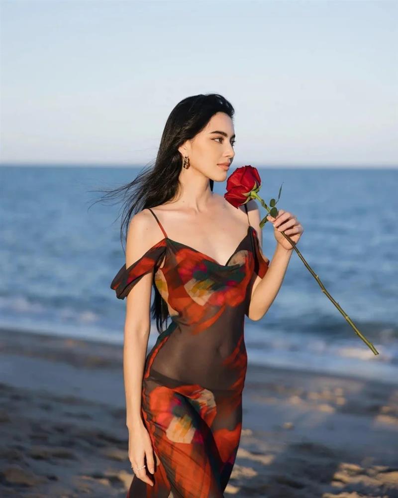 Learn how to dress up sexy beachwear by Mai Davika without worrying about being revealing-5
