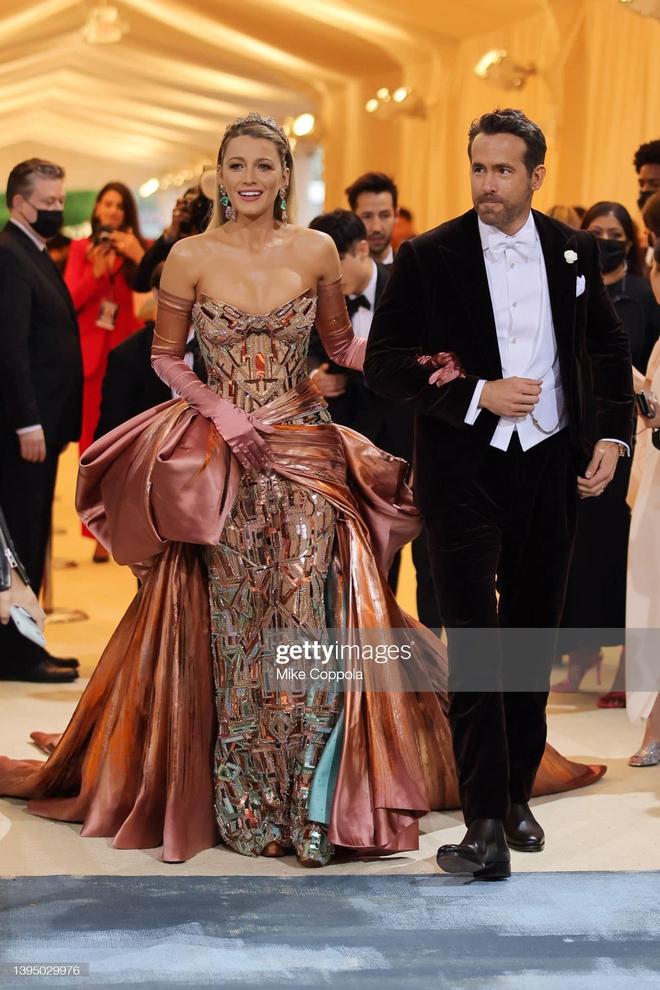 Host Met Gala 2022 changes dress right on the red carpet-2